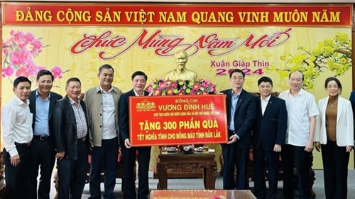 Trao 300 suất quà Tết của Chủ tịch Quốc hội Vương Đình Huệ tặng đồng bào tỉnh Đắk Lắk